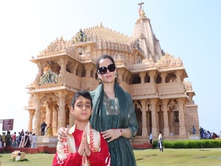 बाबा सोमनाथ के दर पर पहुंची कंगना रनौत, प्रसाद स्वरूप मिली मां पार्वती की साड़ी