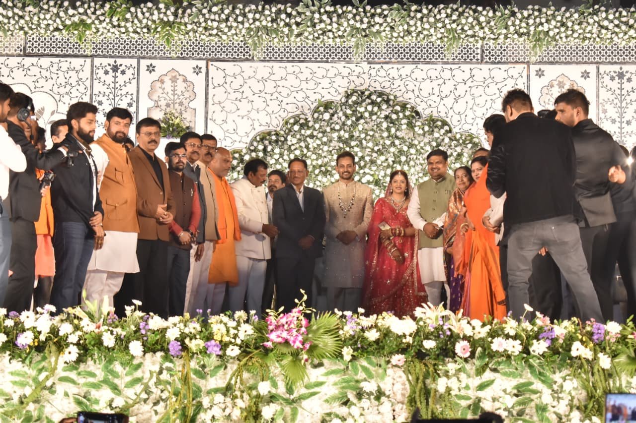 मुख्यमंत्री   विष्णुदेव साय मंगलवार की रात्रि में   दया सिंह की भतीजी के  वैवाहिक कार्यक्रम में सम्मिलित हुए।