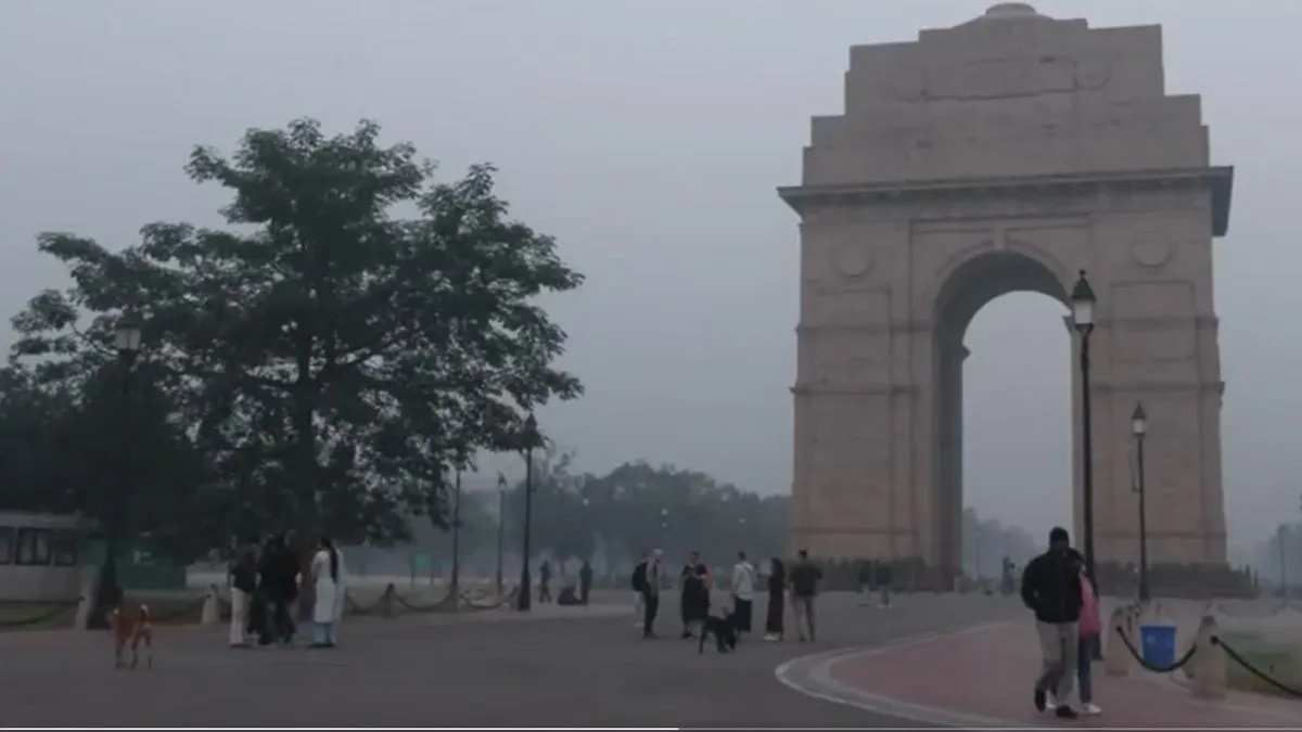 दिल्ली में हर तरफ धुएं की चादर, कई इलाकों में AQI 400 के पार; सांस लेना भी दूभर