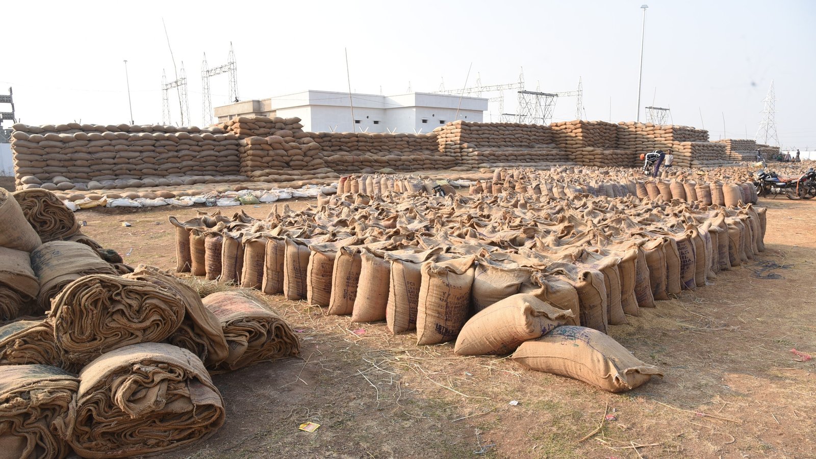 जिले के 87 समितियों के 102 उपार्जन केन्द्रों में धान खरीदी प्रक्रिया युद्धस्तर पर जारी