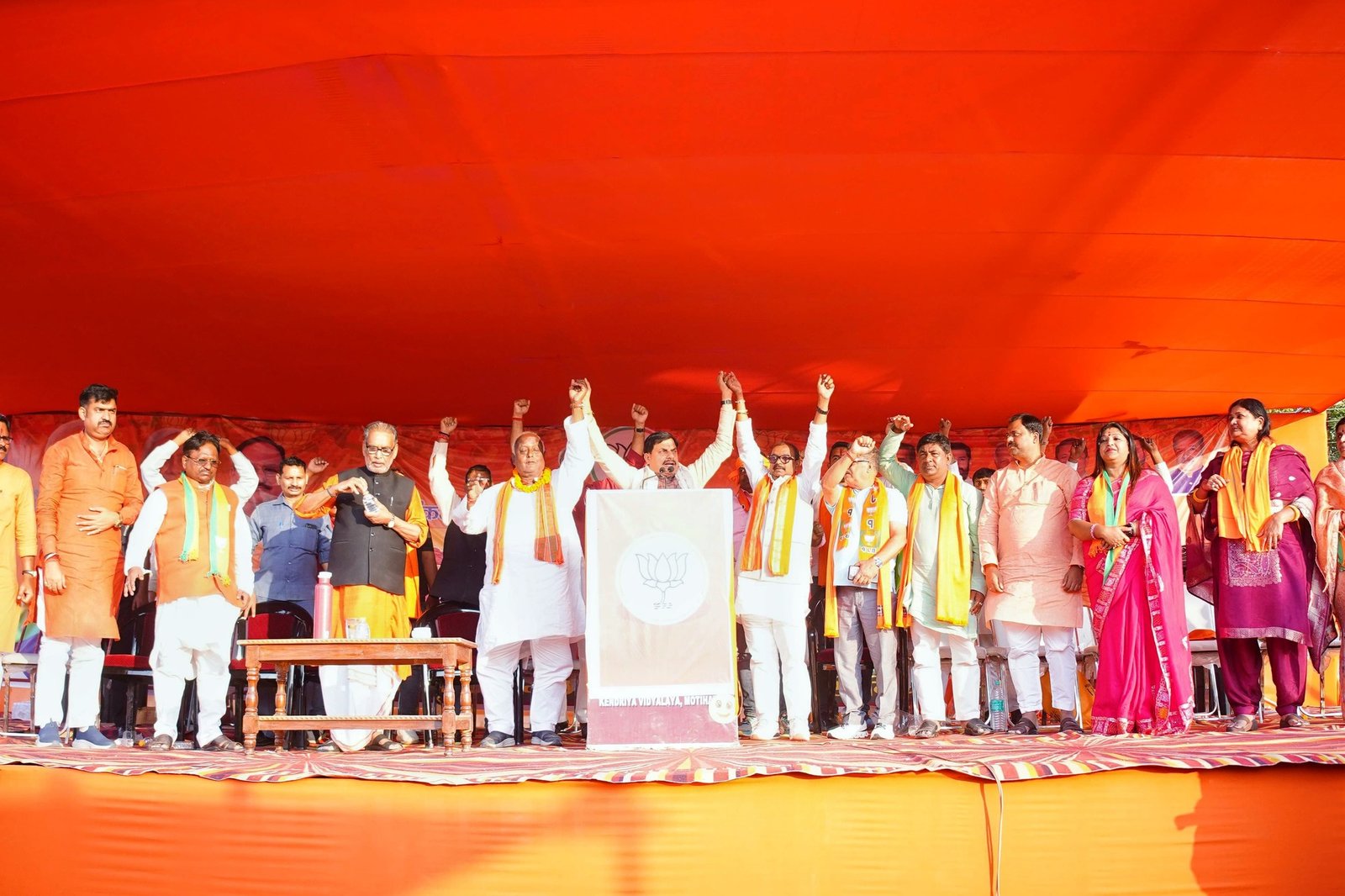 मुख्यमंत्री डॉ. मोहन यादव ने रविवार को बिहार के ढाका विधानसभा क्षेत्र में रोड-शो कर पूर्वी चंपारण जिले की चिरैया सहित नरकटिया एवं मोतिहारी विधानसभा क्षेत्र में प्रत्याशियों के पक्ष में जनसभाओं को संबोधित किया