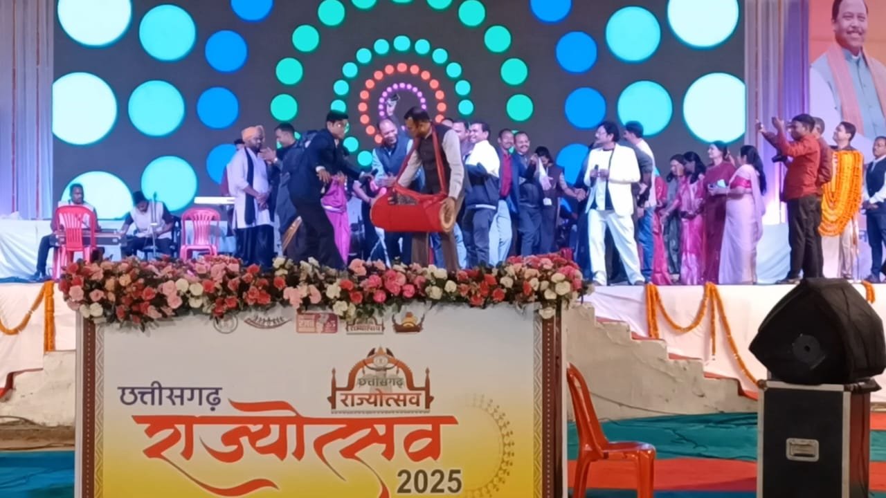 राज्योत्सव 2025 का भव्य समापनः छत्तीसगढ़ी लोकगीतों की सुरमयी गूंज में झूम उठा अंबिकापुर