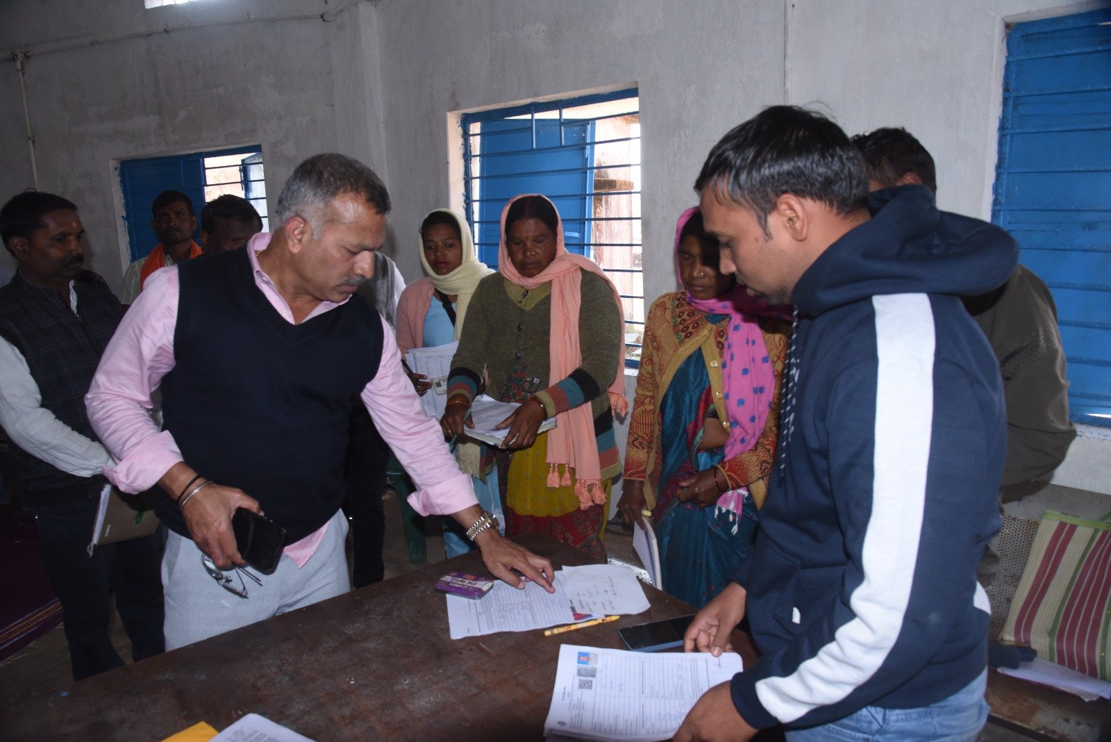 मैनपाट में मतदाता सूची विशेष गहन पुनरीक्षण का कलेक्टर ने किया निरीक्षण