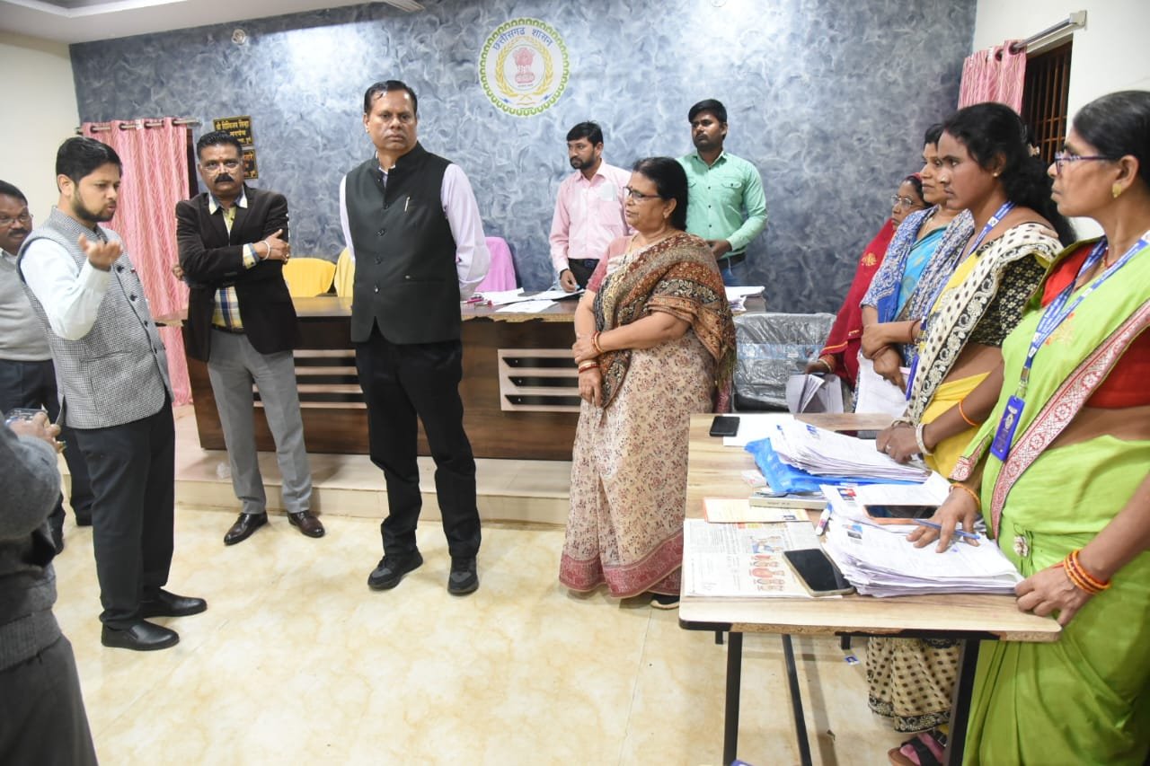 संभाग आयुक्त और कलेक्टर ने डिजिलाइजेशन कार्य का निरीक्षण किये