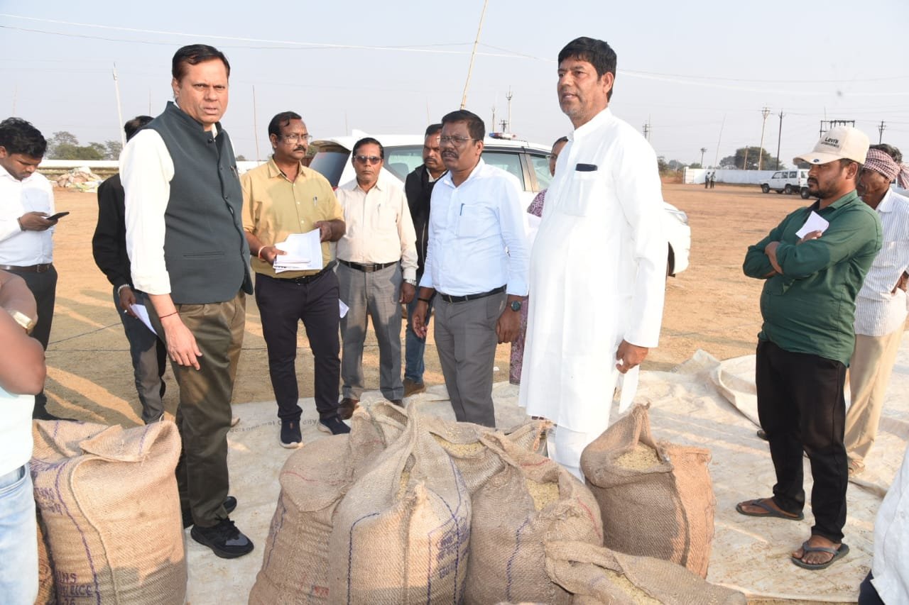 संभाग आयुक्त   राठौर ने धान उपार्जन केन्द्र अण्डा और कुथरेल का निरीक्षण किया