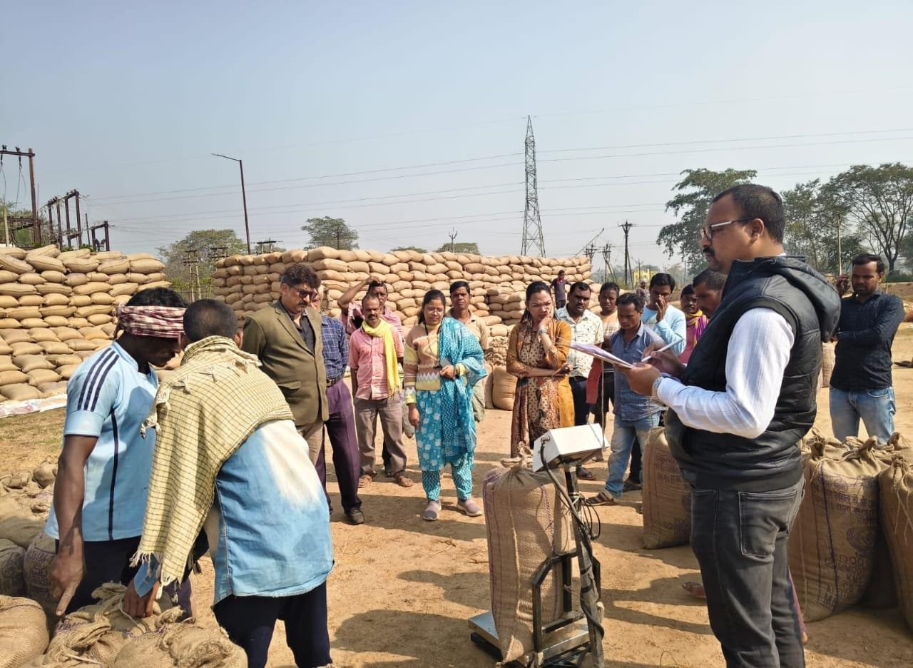 धान उपार्जन केंद्र बुनगा में मानक से अधिक वजन, बारदाना स्टॉक में गड़बड़ी और किस्म बदलकर खरीदी का मामला