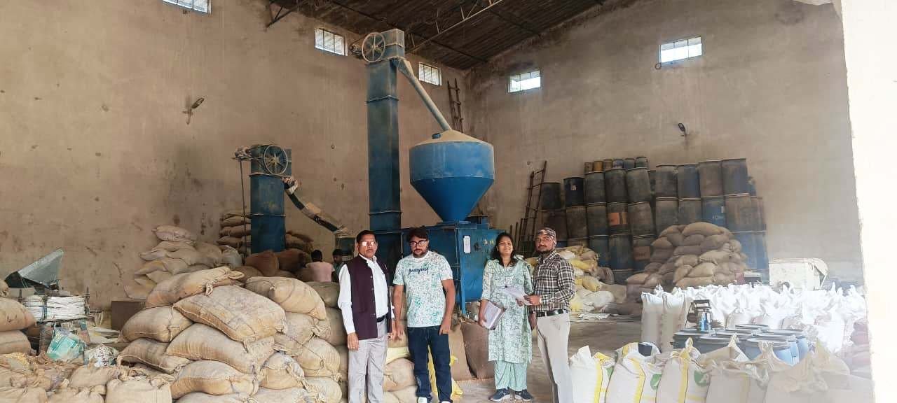 कलेक्टर के निर्देश पर धान के अवैध परिवहन व भण्डारण करने वालों पर की जा रही कार्यवाही