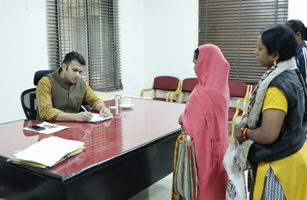 कलेक्टर ने जनदर्शन में सुनी आमजनों की समस्याएं