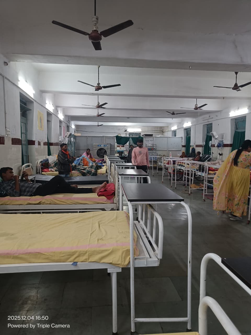 समाजसेवी रामदास अग्रवाल की पुण्यतिथि पर सुपुत्रों ने किया फल वितरण का पुण्य कार्य