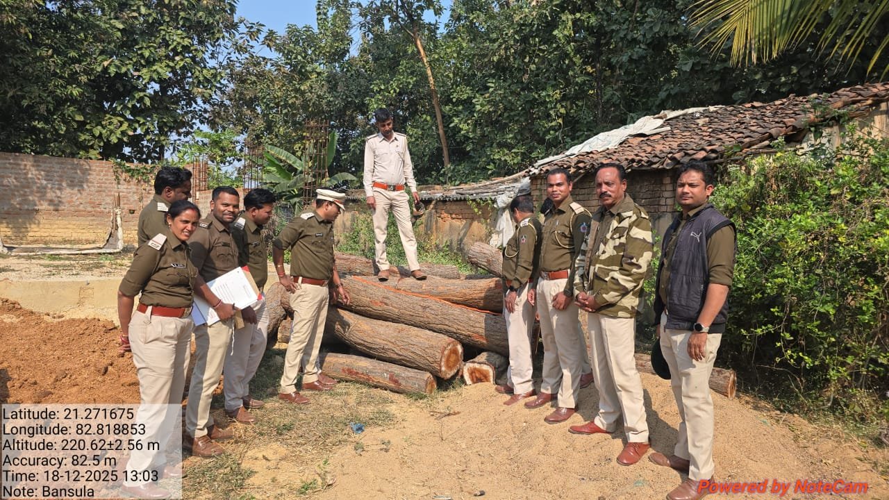 सरायपाली बंसुला स्थित जगदम्बा फर्नीचर मार्ट में वन विभाग द्वारा अवैध काष्ठ के विरुद्ध कार्रवाई