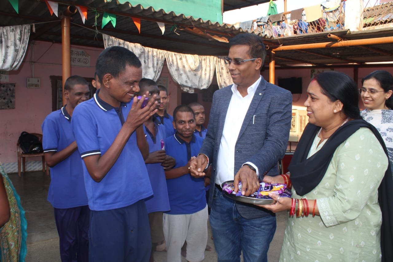 कलेक्टर डॉ संजय कन्नौजे ने दिव्यांग बच्चों के विद्यालय का किया आकस्मिक निरीक्षण