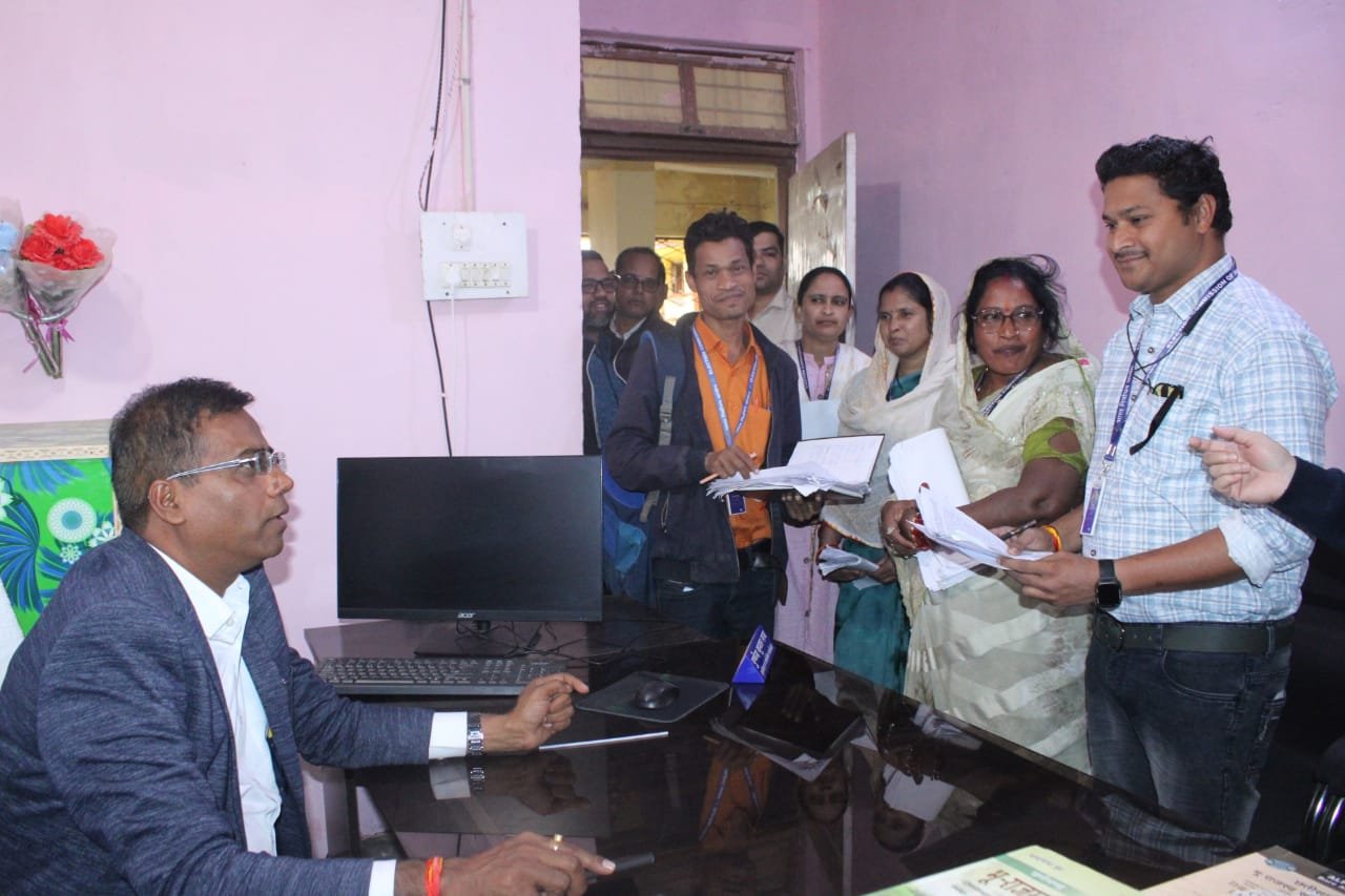 कलेक्टर डॉ संजय कन्नौजे ने बरमकेला में बीएलओ के एसआईआर कार्यों का किया अवलोकन