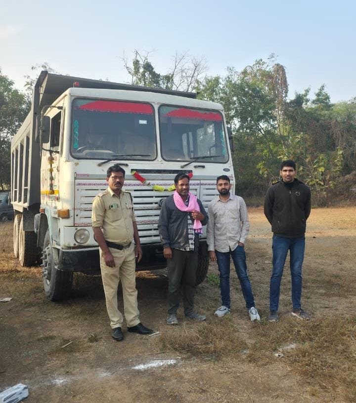 खनिजों के अवैध परिवहन कर रहे 3 हाइवा और 1 ट्रेलर को खनिज अमला ने किया जप्त