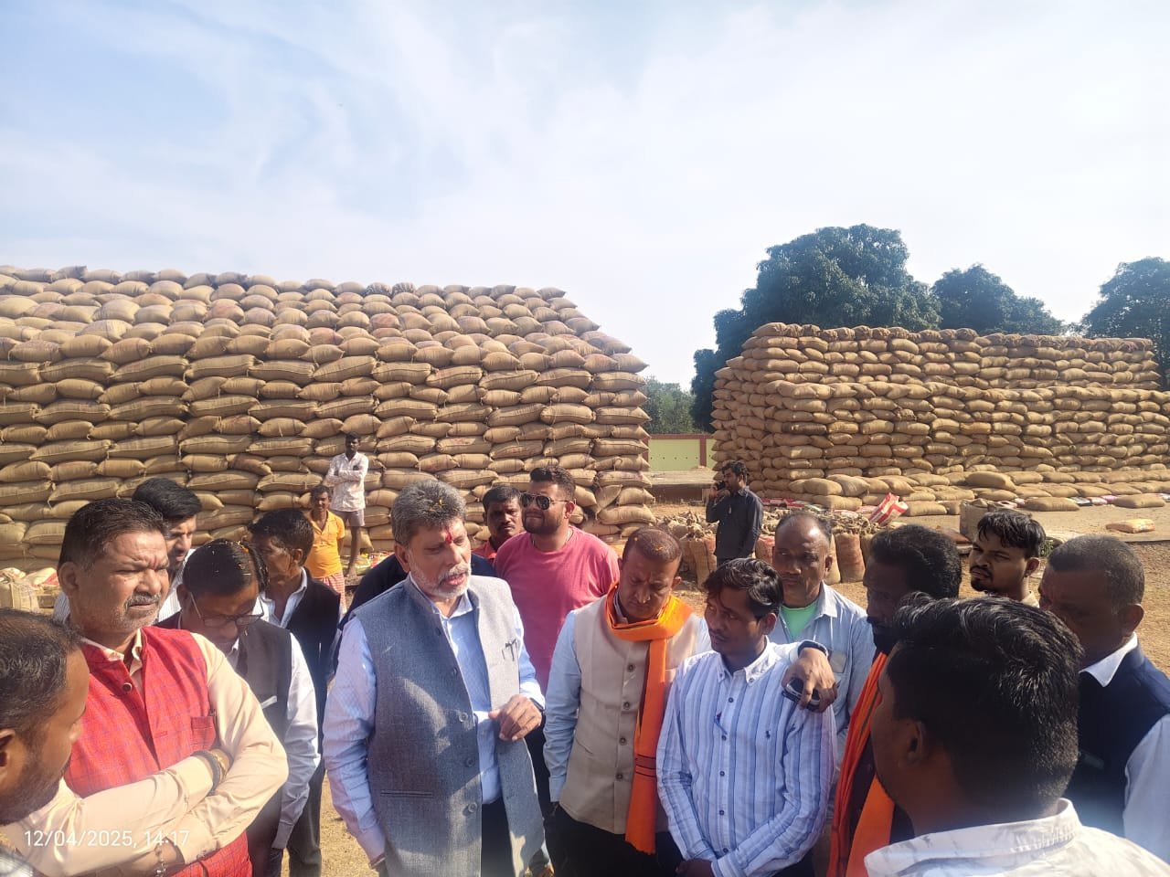विधायक किरण देव ने जामावाड़ा धान खरीदी केंद्र में किसानों से चर्चा कर देखी व्यवस्था