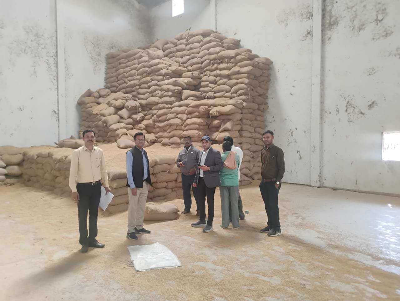 कलेक्टर के निर्देश पर कसनिया एवं सुतर्रा क्षेत्र के राइस मिलों का किया गया संयुक्त सत्यापन,