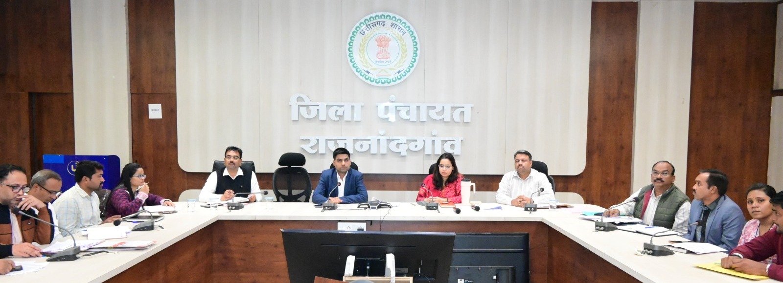 प्रधानमंत्री सूर्यघर मुफ्त बिजली योजना के अंतर्गत सोलर पैनल लगाने के को में लाएं तेजी – कलेक्टर