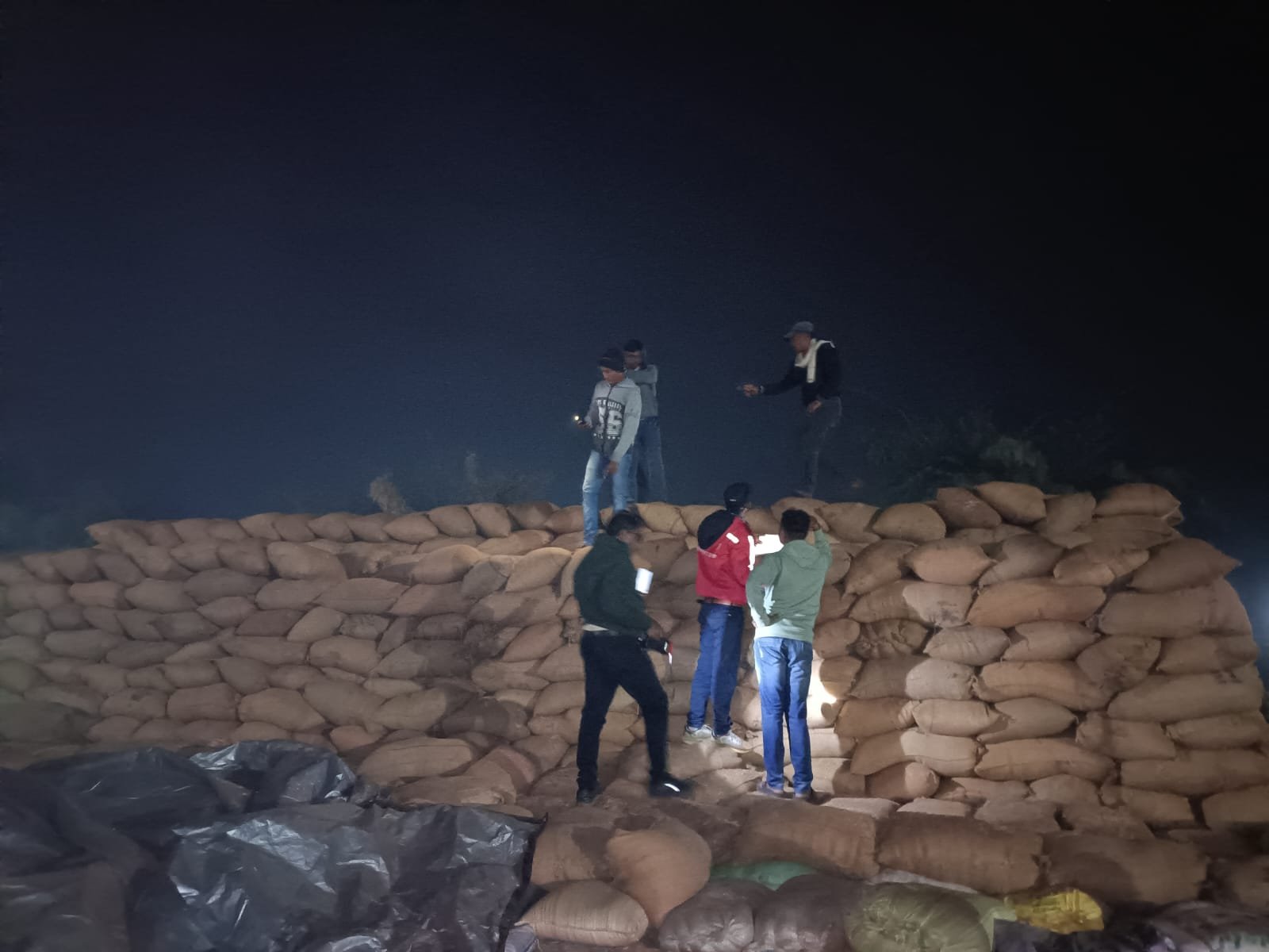 धान उपार्जन केन्द्र घुमका में निरीक्षण के दौरान अवैध भंडारित धान जप्ती की कार्रवाई की गई