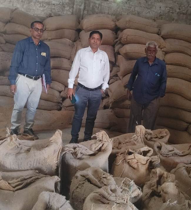 आज कुल 6 प्रकरणों में 24 लाख 75 हजार 40 रूपए मूल्य के 798.40 क्विंटल (1996 बोरा) अवैध धान एवं 2 वाहन जप्त