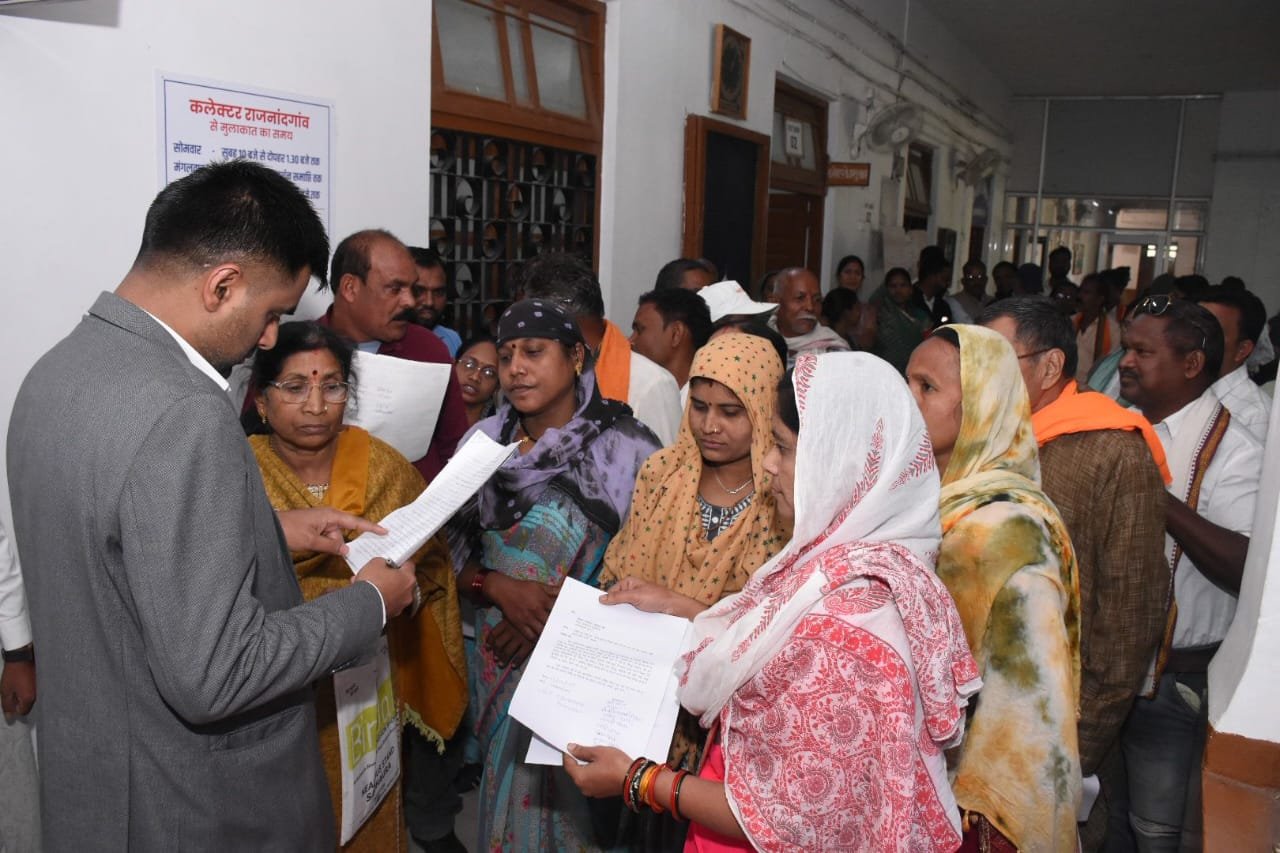 कलेक्टर ने जनदर्शन में पहुंचे जनसामान्य की समस्याओं को गंभीरतापूर्वक सुना