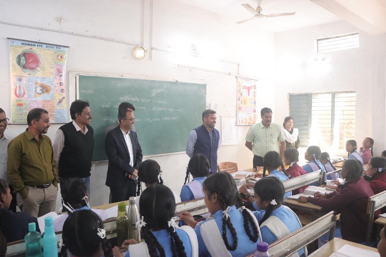 प्रभारी सचिव डॉ. रोहित यादव ने कटघोरा में शासकीय कन्या विद्यालय का किया निरीक्षण भविष्य निर्माण के मार्ग पर छात्राओं को किया प्रेरित