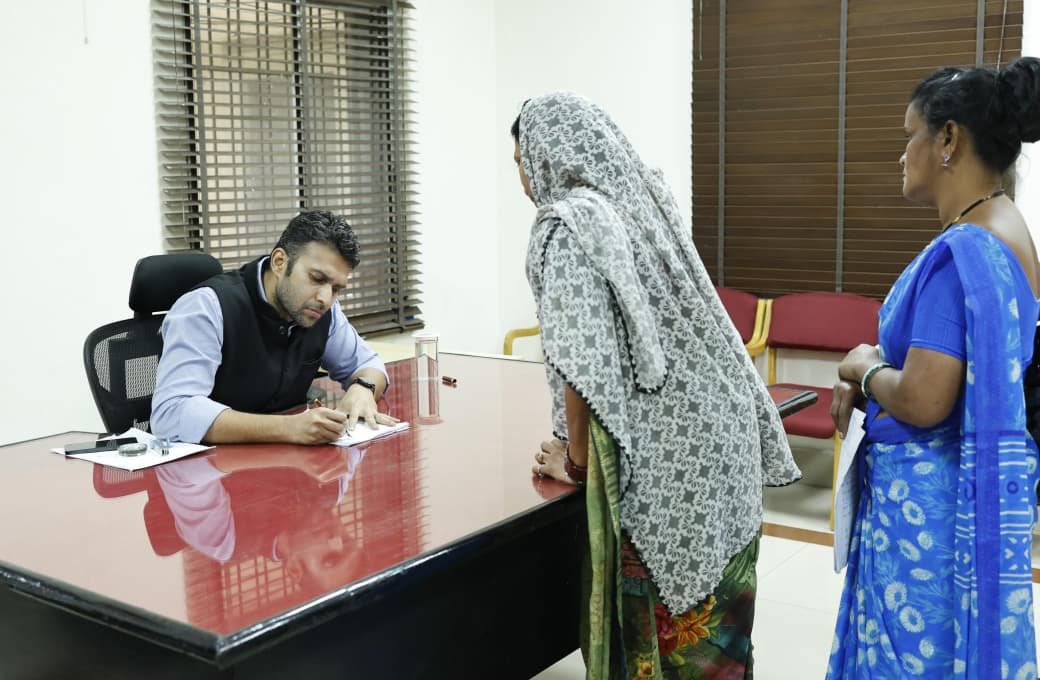 जनदर्शन के प्रकरणों का प्राथमिकता के साथ निराकरण करें- कलेक्टर   मयंक चतुर्वेदी कलेक्टर ने जनदर्शन में सुनी आमजनों की समस्याएं, त्वरित एवं गुणवत्तापूर्ण निराकरण के निर्देश