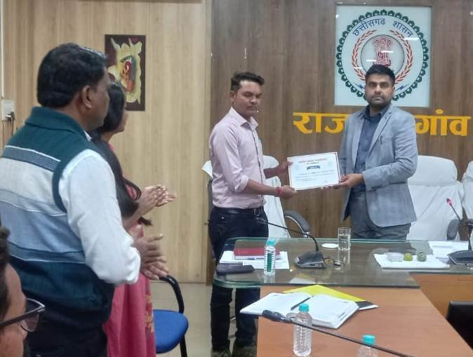 कलेक्टर ने धान खरीदी के मद्देनजर समितियों के नोडल अधिकारी, पटवारी, समिति प्रबंधक एवं ऑपरेटर की बैठक ली