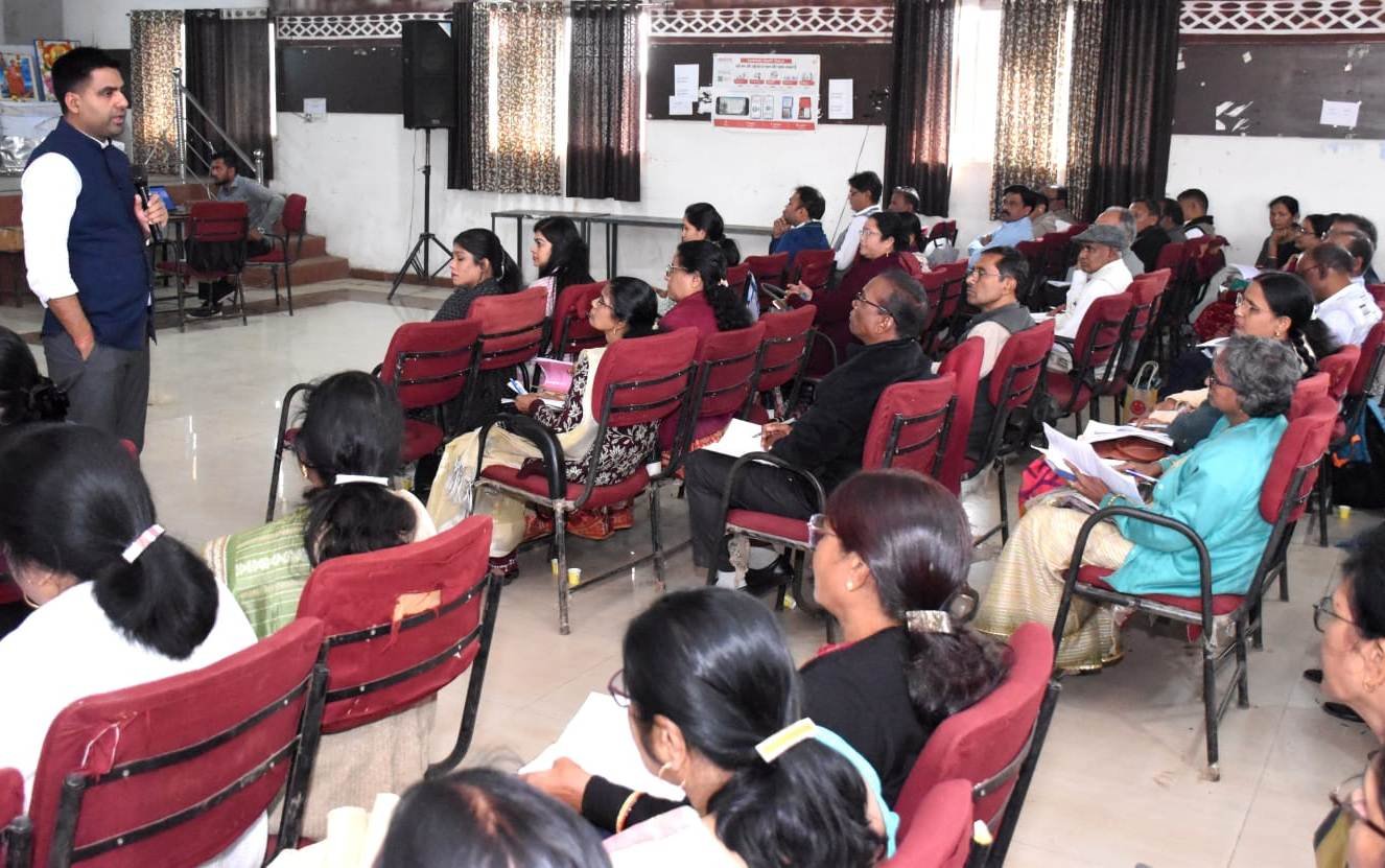 शिक्षक बच्चों के भविष्य को संवारने वाले चेंज मेकर : कलेक्टर