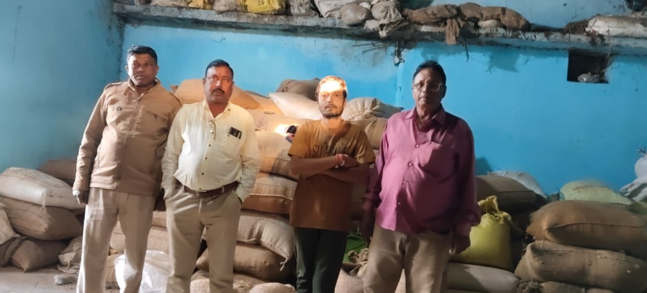 अवैध धान भंडारण व परिवहन पर उड़नदस्ता दल की  कार्रवाई