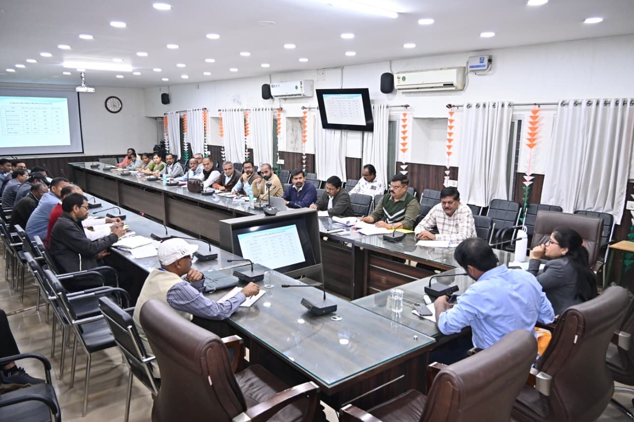 कलेक्टर  की स्कूल शिक्षा की समीक्षा परीक्षा तैयारी, स्कूल व्यवस्थाओं और कमजोर प्रदर्शन वाले संस्थानों पर निगरानी के निर्देश