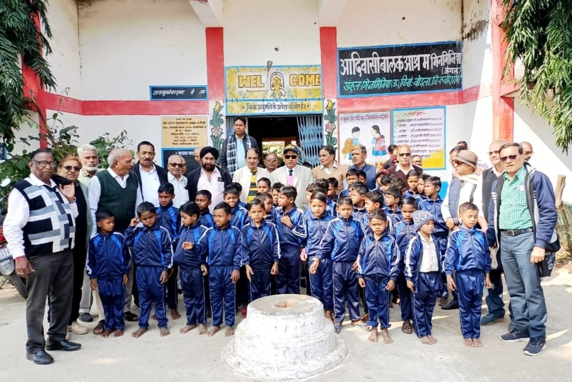 सीनियर सिटीजन समिति कवर्धा ने बांटे कंबल,साड़ी और ट्रैकसूट