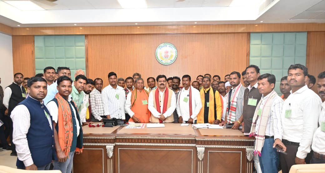 बस्तर संभाग के सरपंचों ने नए विधानसभा भवन में देखी लोकतांत्रिक प्रक्रिया