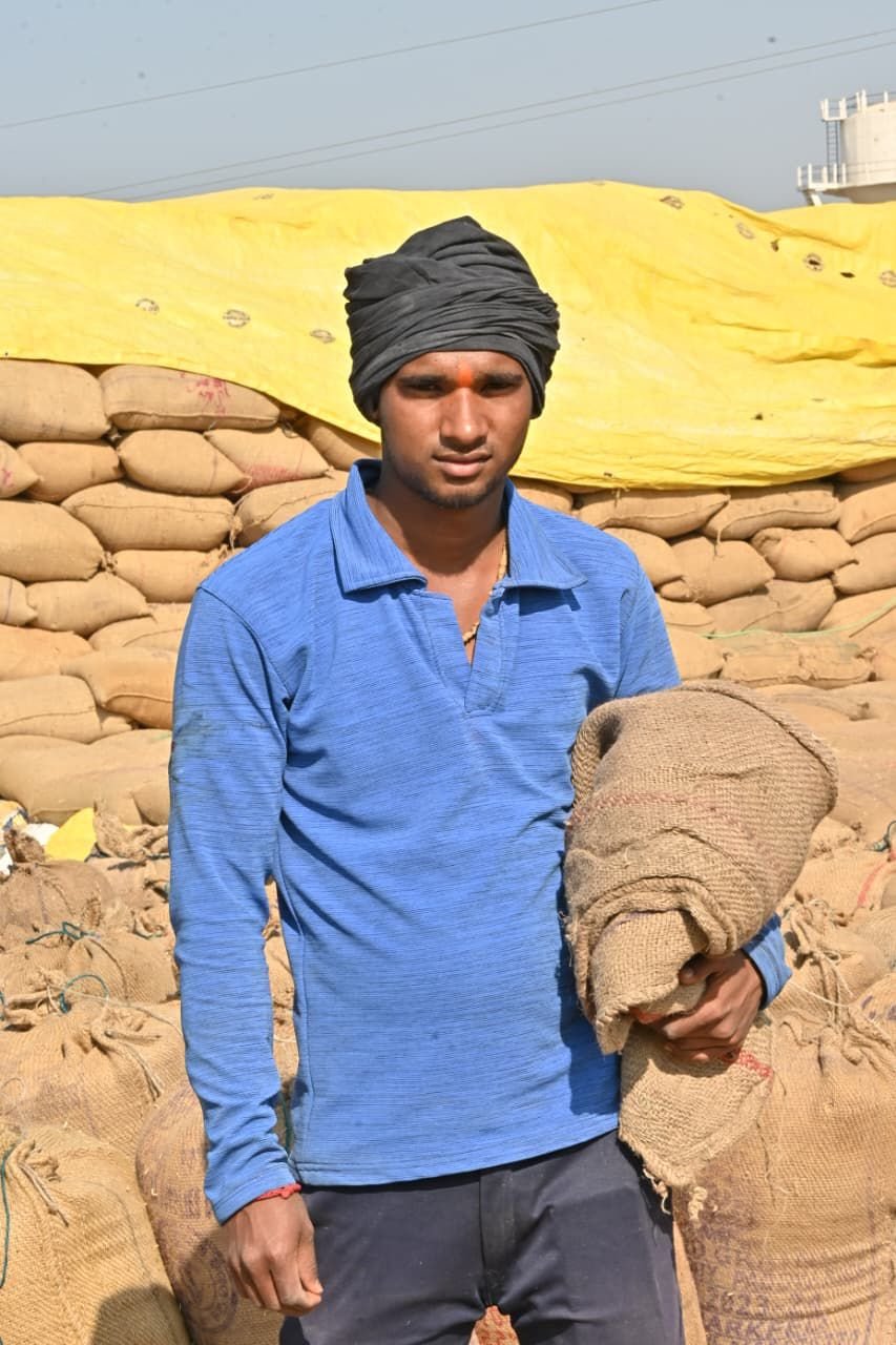 ऑनलाइन टोकन से ट्रैक्टर तक: पोटियाडीह के किसान तोरण पटेल की खुशहाल खेती