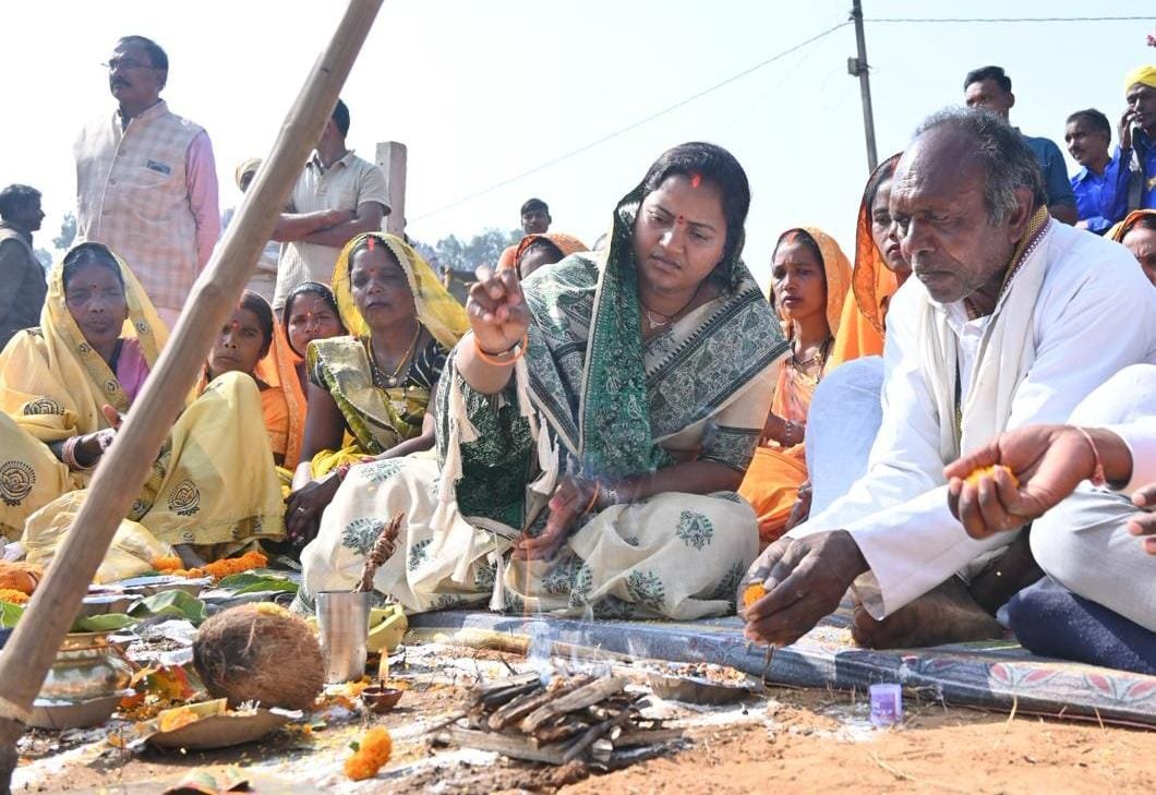 मंत्री लक्ष्मी राजवाड़े ने दो सड़क निर्माण कार्यों का किया भूमिपूजन
