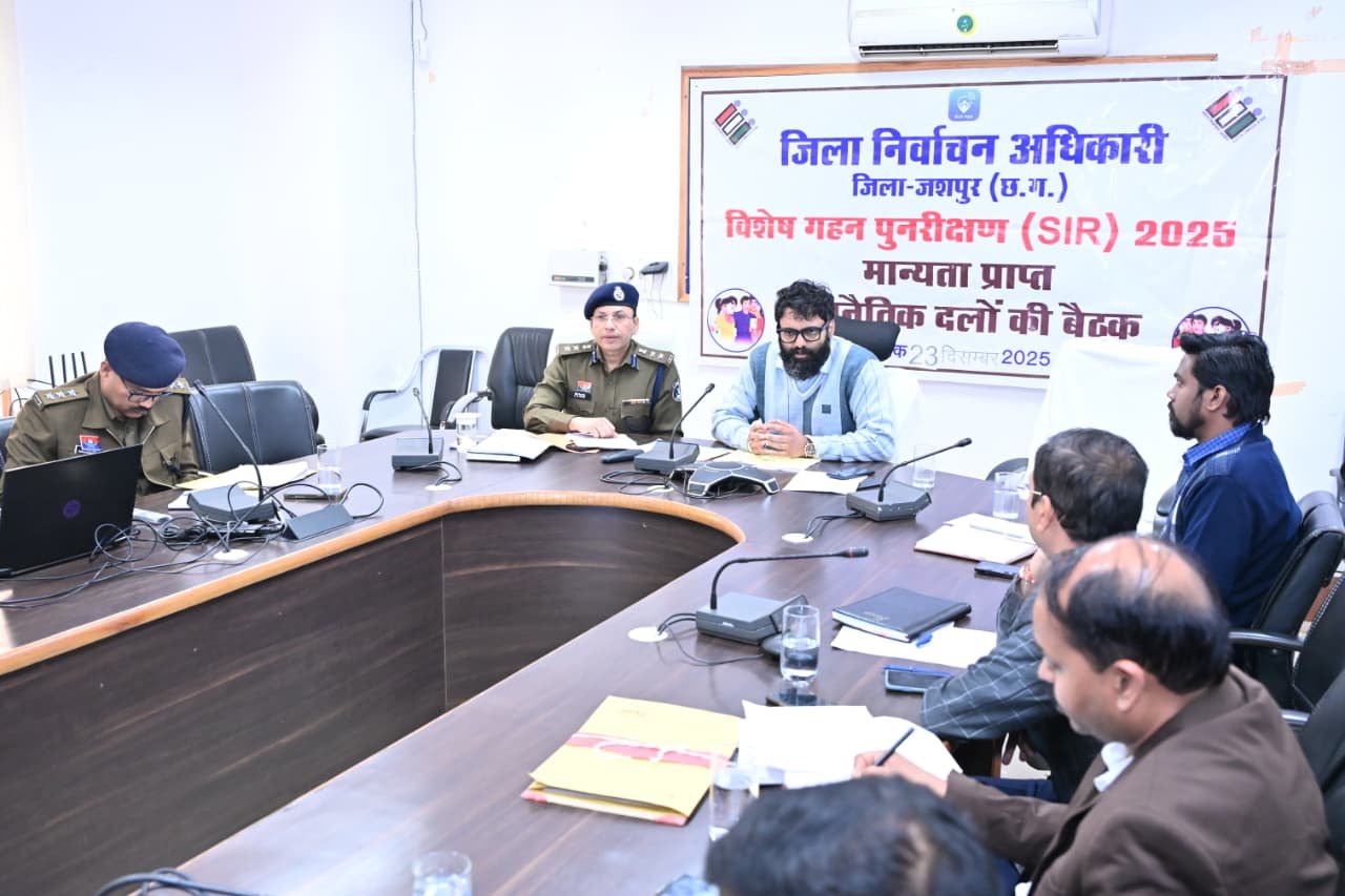 बिना हेलमेट और सीटबेल्ट के गाड़ी चलाने वालों पर करें कार्रवाई – कलेक्टर एस एस पी  शशि मोहन सिंह ने कहा कि शराब पीकर गाड़ी चलाने वाले पर करें कार्रवाई सड़क सुरक्षा समिति की बैठक संपन्न