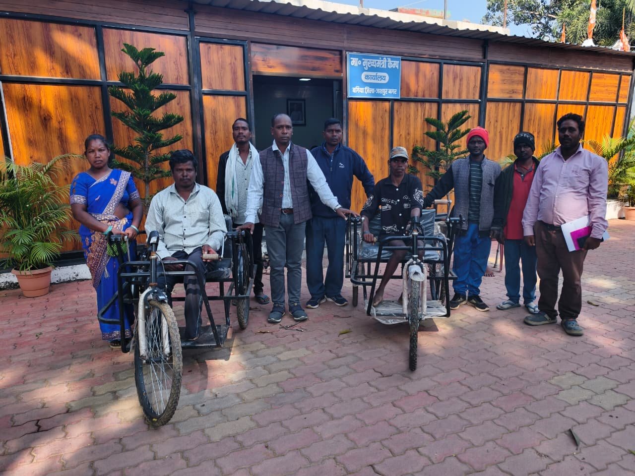 मुख्यमंत्री कैंप कार्यालय में दिव्यांग नंदलाल और विनीत को प्रदान किया गया ट्राई सायकल