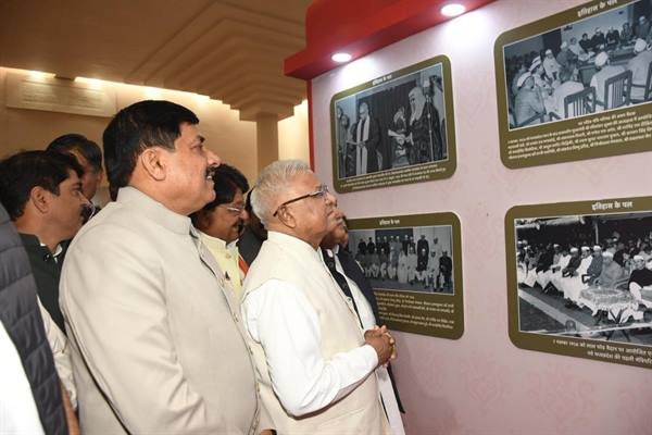 राज्यपाल मंगुभाई पटेल ने विधानसभा की गौरवशाली यात्रा के दुर्लभ चित्रों की प्रदर्शनी का किया शुभारंभ