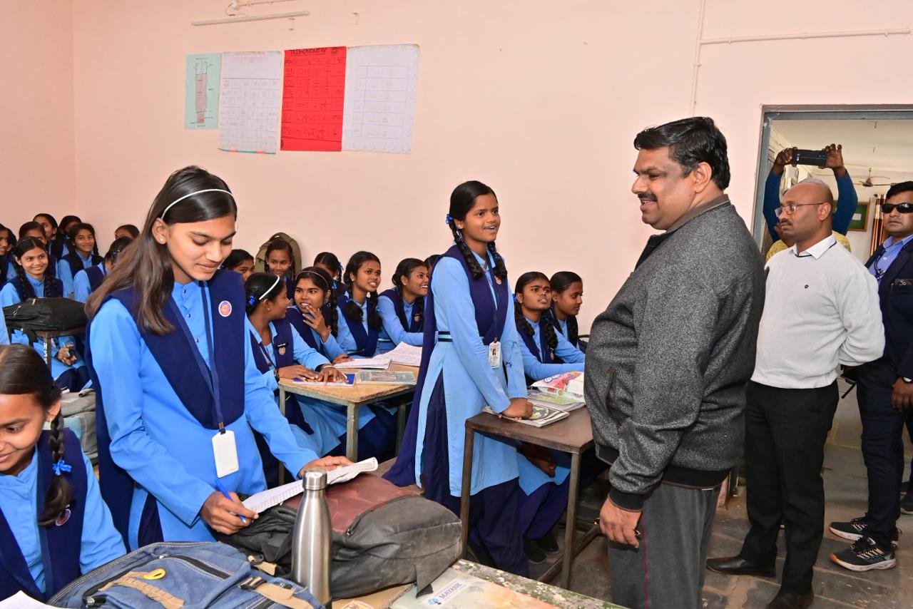 स्कूल शिक्षा मंत्री यादव ने पुलगांव, सेवती, बोरई, बिरेझर, सलोनी और चारभांठा स्कूल का किया आकस्मिक निरीक्षण