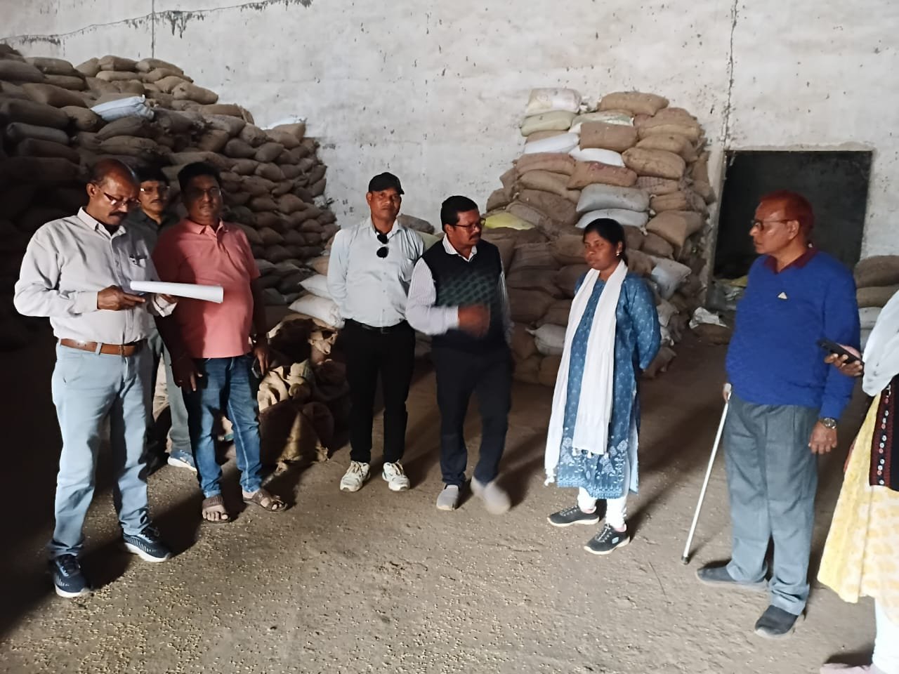 धान के अवैध परिवहन व भण्डारण पर की जा रही कार्यवाही