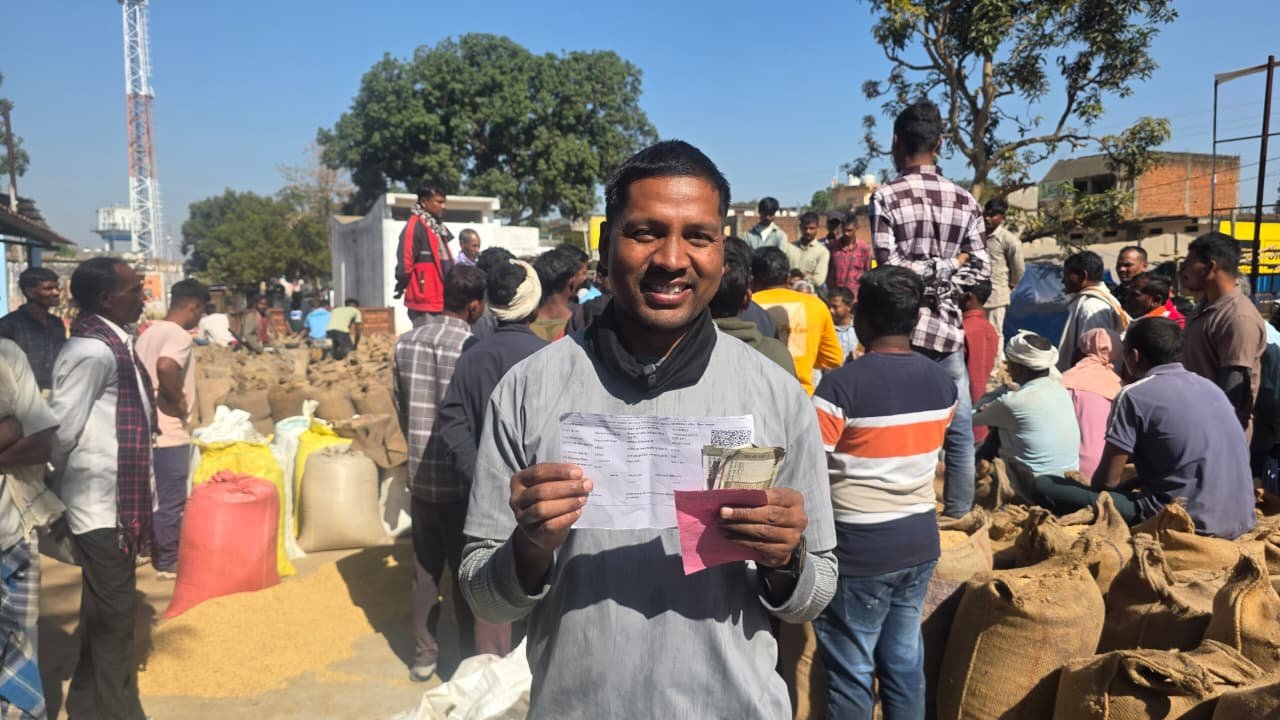 डिजिटल व्यवस्था से धान विक्रय करना हुआ आसान, किसान बन रहे स्मार्ट अशोक कुमार सिंह ने घर बैठे ‘किसान तुहंर टोकन’ ऐप से काटा दूसरा टोकन