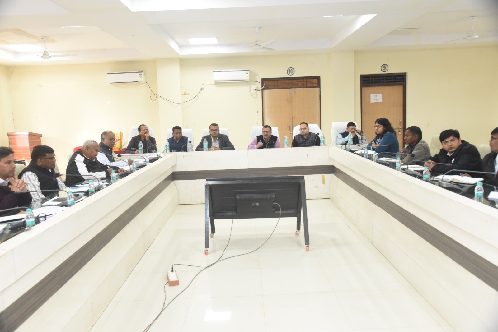 कलेक्टर विलास भोसकर की अध्यक्षता में साप्ताहिक समय सीमा की बैठक सम्पन्न