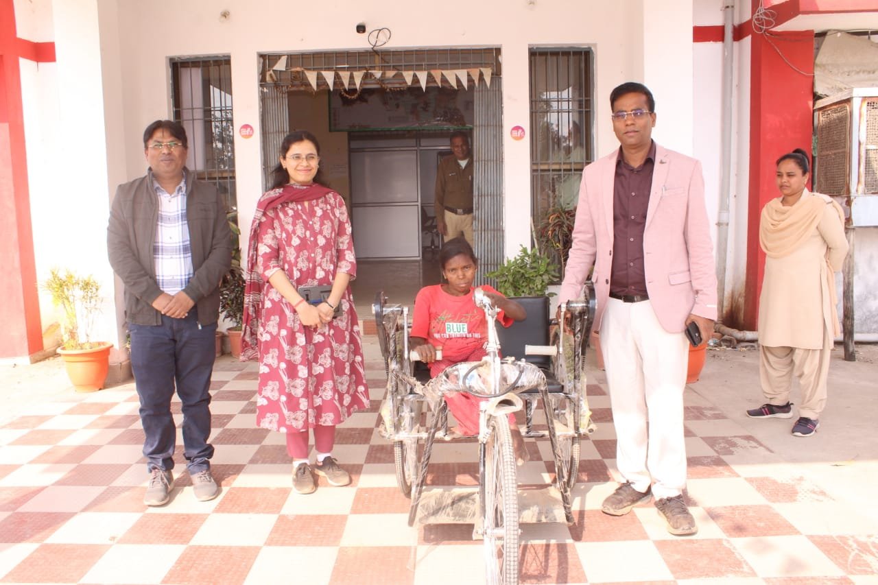 कलेक्टर रात्रिकालीन जनचौपाल का सकारात्मक असर  कलेक्टर डॉ संजय कन्नौजे ने दिव्यांग युवती अग्नि चौहान को दी ट्राईसाइकिल  कलेक्टर के डोंगरीपाली रात्रि जनचौपाल में की मांग हुई पूरी