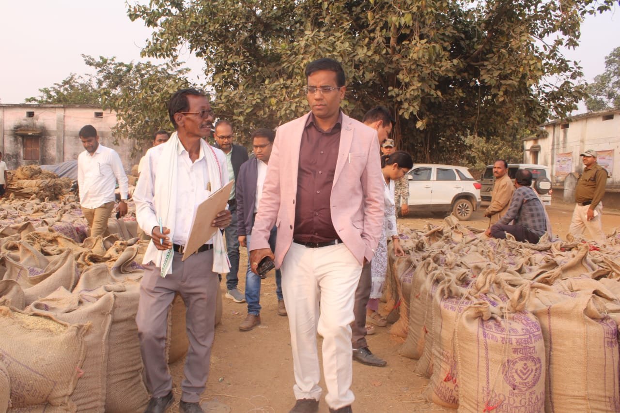 ओड़िशा सीमावर्ती धान खरीदी केंद्र लुकापारा और सांकरा का कलेक्टर डॉ कन्नौजे ने किया औचक निरीक्षण
