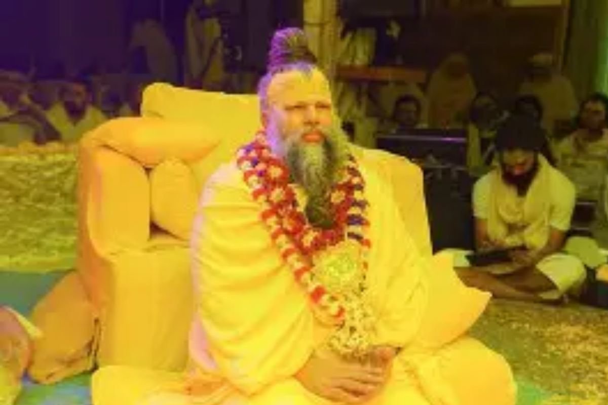 दूसरों को हमारी खुशियां और तरक्की बर्दाश्त नहीं होती क्या करें? महाराज ने बताया समाधान