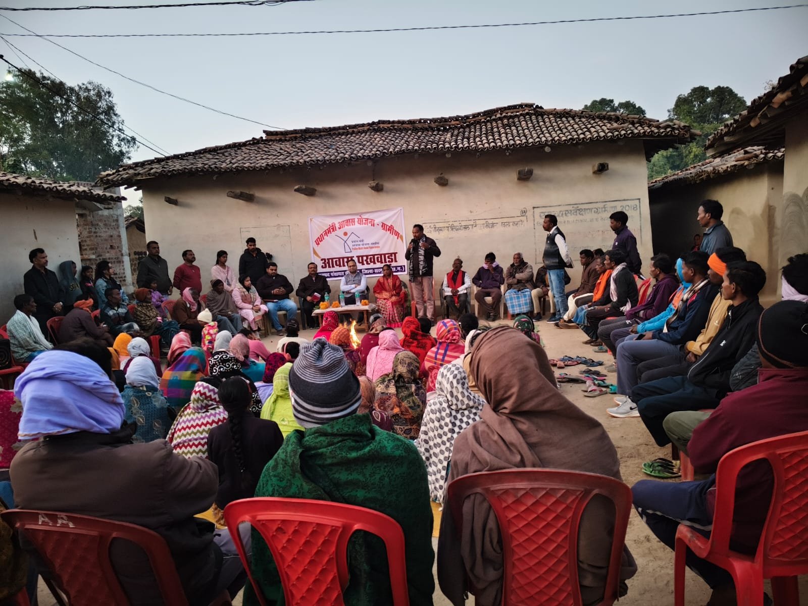 प्रधानमंत्री आवास योजना (ग्रामीण) के तहत ग्राम पंचायतों में वृहद आवास चौपाल का आयोजन हितग्राहियों के स्वीकृत आवासों को तय समय-सीमा पूर्ण करने को किया जा रहा प्रोत्साहित