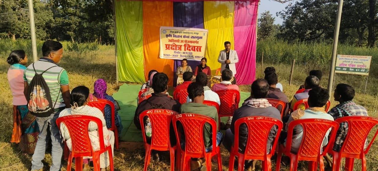 इंदिरा गांधी कृषि विश्वविद्यालय के वैज्ञानिकों द्वारा आदिवासी उपयोजना अंतर्गत अरहर फसल के प्रदर्शन का निरीक्षण