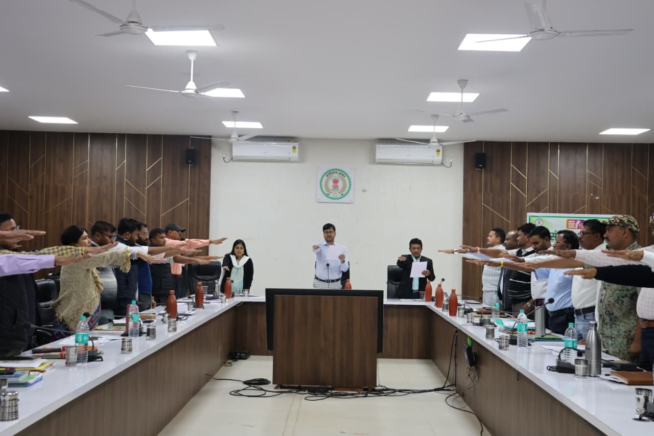 ऊर्जा संरक्षण दिवस पर अधिकारियों ने ली ऊर्जा बचत व सौर ऊर्जा उपयोग की शपथ  कलेक्टर   संबित मिश्रा ने दिलाई शपथ