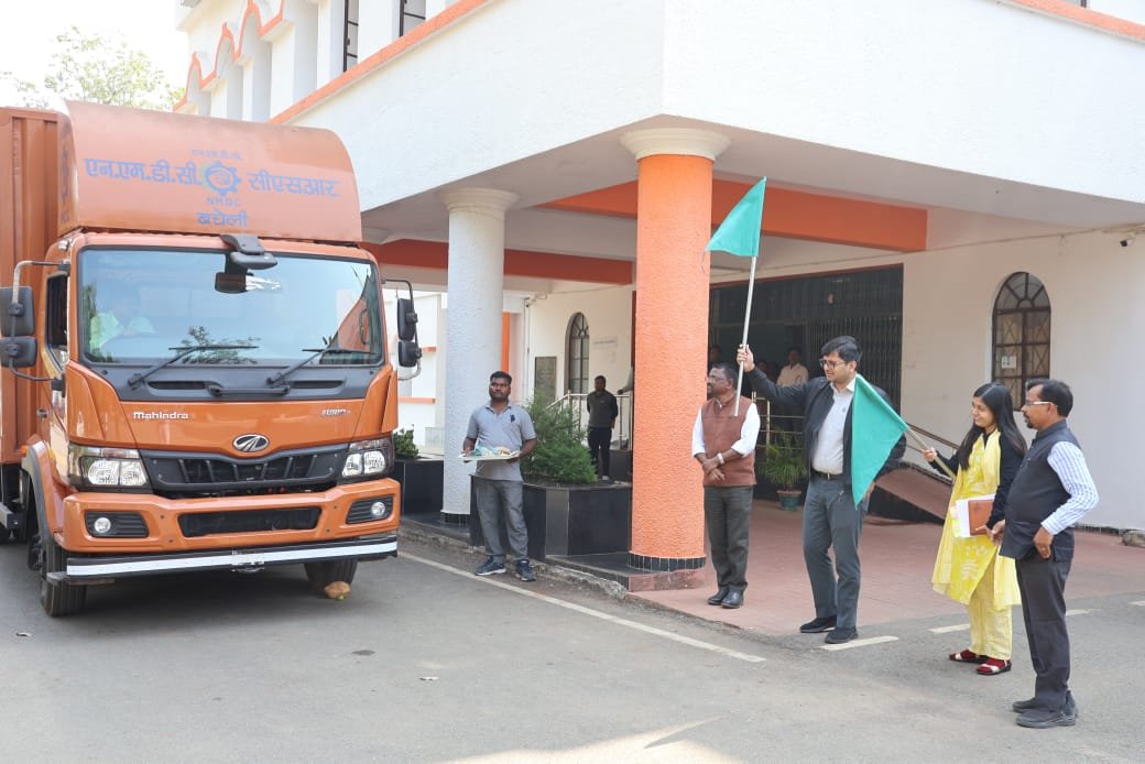 एनएमडीसी द्वारा प्रदत्त औषधि वाहन का कलेक्टर ने हरी झंडी दिखाकर किया रवाना