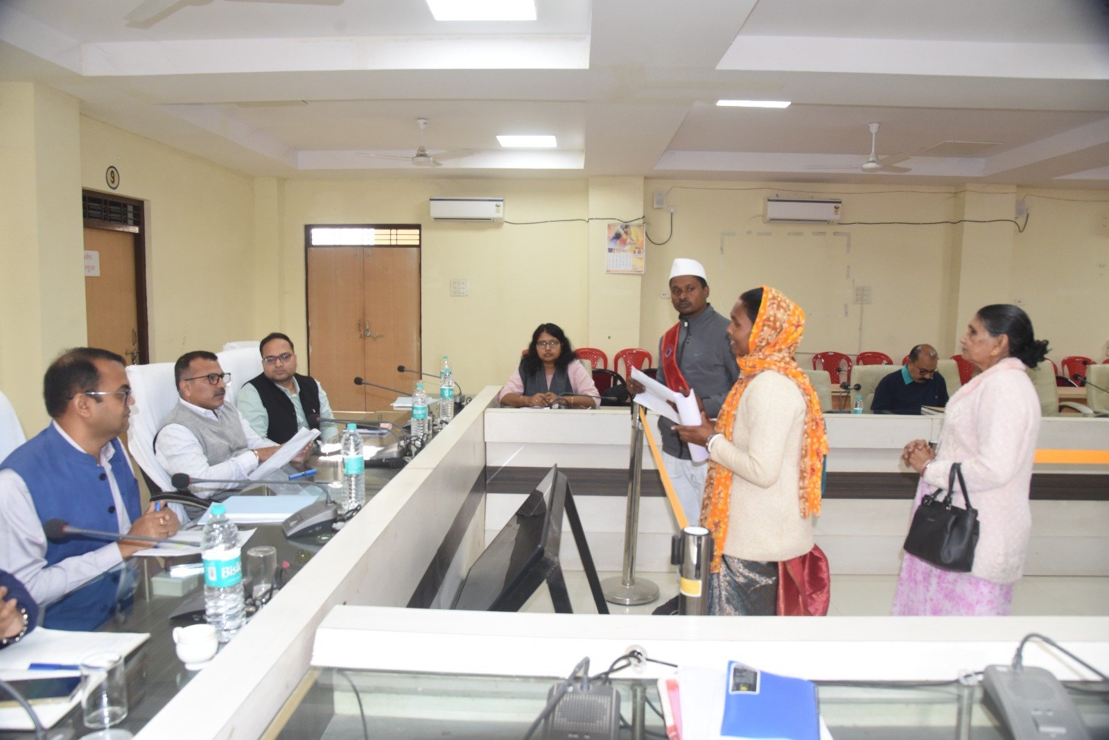 कलेक्टर जनदर्शन में ग्रामीणों ने मांग, शिकायत और समस्याएं संबंधित दिए आवेदन कलेक्टर ने आवेदनों के निराकरण हेतु संबंधित अधिकारियों को दिए निर्देश