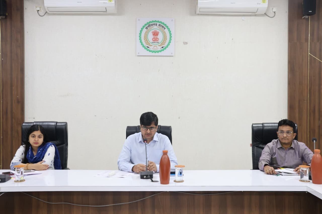 जिले में संचालित विकास कार्यो की गहन समीक्षा करते हुए आवश्यक प्रगति लाने के निर्देश