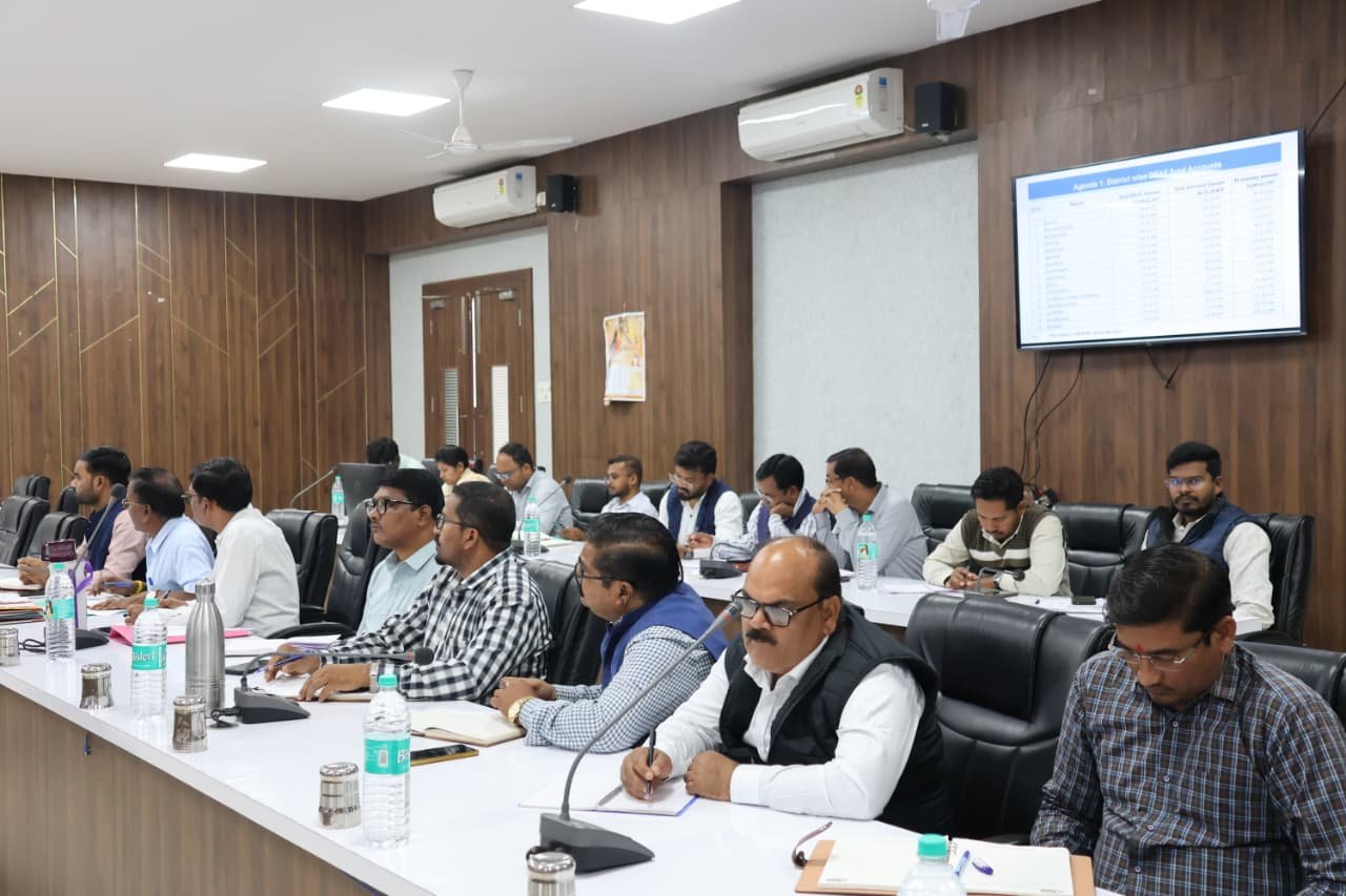 कलेक्टर   संबित मिश्रा ने ली साप्ताहिक समय-सीमा की बैठक, विकास कार्यों की प्रगति की समीक्षा